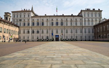 Torino,İtalya - 26 Haziran 2015. Piazza Castello Palazzo Reale ve San Lorenzo Kilisesi Torino kentinde, dünyanın birçok turist için güzel cazibe ile. 