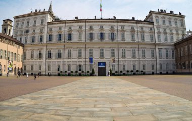 Torino,İtalya - 26 Haziran 2015. Piazza Castello Palazzo Reale ve San Lorenzo Kilisesi Torino kentinde, dünyanın birçok turist için güzel cazibe ile. 