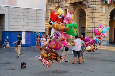 TURIN, İTALYA - 26 Haziran 2015. Torino şehri üzerinde akşam, İtalya, Avrupa 'nın en çok ziyaret edilen şehirlerinden biri..