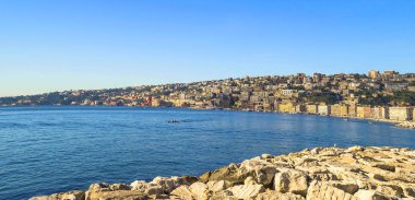 Napoli Akdeniz kıyısında güzel sonbahar günü , İtalya'nın üçüncü büyük şehri. Lungomare - Mergellina turistik liman boyunca Napoli deniz kıyısı.