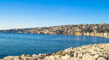 Napoli Akdeniz kıyısında güzel sonbahar günü , İtalya'nın üçüncü büyük şehri. Lungomare - Mergellina turistik liman boyunca Napoli deniz kıyısı.