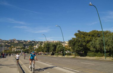 Napoli, İtalya - 8 Kasım 2015. Napoli, İtalya'da Mergellina turistik liman boyunca, Lungomare sahil via Caracciolo gezinti boyunca Pazar sabahı rekreasyon.