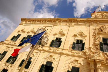 Malta Adası Valletta'daki Başbakanlık Sarayı binasıönünde sallanan bayraklar