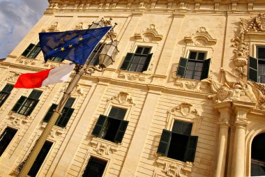 Malta Adası Valletta'daki Başbakanlık Sarayı binasıönünde sallanan bayraklar