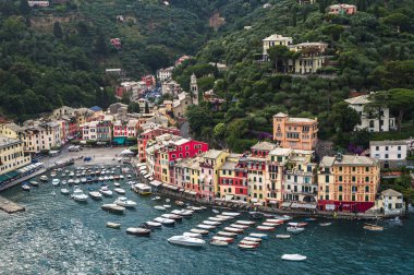 PORTOFINO, İTALYA - 26 Haziran 2015. Portofino 'daki Akdeniz kıyısında fırtınalı bir yaz akşamı, İtalya' da ünlü bir tatil yeri.. 
