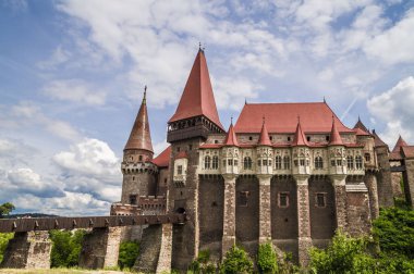 Hunedoara, Romanya - 26 Haziran 2015. Avrupa'da ünlü , Corvin Kalesi veya Hunedoara Hunyadi Kalesi, Romanya.