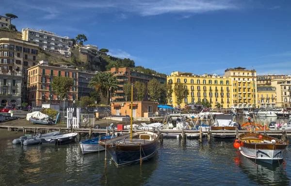 意大利那不勒斯 2015年11月7日 那不勒斯五颜六色的城市景观 在旅游港口Mergellina和隆戈马雷海滨的建筑度假村有船只 — 图库照片