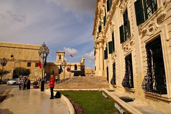 Pääministerin Palatsin Edessä Vilkuttavat Liput Vallettassa Maltan Saarella — kuvapankkivalokuva
