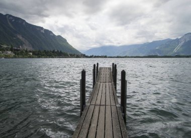 Montrö, İsviçre - 8 Temmuz 2015. Chillon Kalesi'nde Cenevre Gölü üzerinde eski ahşap köprü , İsviçre