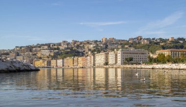 Akdeniz ve binalar Lungomare üzerinde tatil - Mergellina turistik liman boyunca Napoli deniz kıyısı. 
