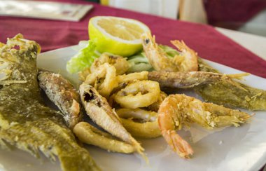 Kızarmış balık ve deniz ürünleri ile günlük taze Napoli tabağı