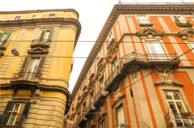 Napoli, İtalya - 13 Kasım 2015. Napoli, İtalya'nın tarihi merkezinde sokak manzarası. 