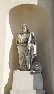 Torino, İtalya, Avrupa - 28 Haziran 2015 . Torino'daki Gran Madre di Dio Kilisesi. Katedralin cephesinde heykel. 