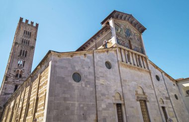 Şanslı, italyan, 25 Haziran 2015. İtalya 'nın Lucca kentindeki San Frediano Ortaçağ Kilisesi' nin ön cephesinde..