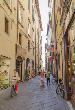 Lucca, İtalya - 25 Haziran 2015. Orta Çağ'dan kalma Lucca kalesindeki eski sokak, Puccini'nin memleketi.