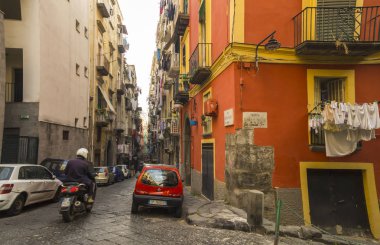 Lucca, İtalya - 25 Haziran 2015. Orta Çağ'dan kalma Lucca kalesindeki eski sokak, Puccini'nin memleketi.