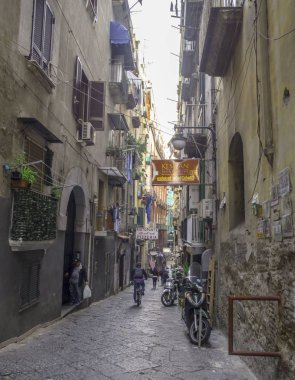 Lucca, İtalya - 25 Haziran 2015. Orta Çağ'dan kalma Lucca kalesindeki eski sokak, Puccini'nin memleketi.