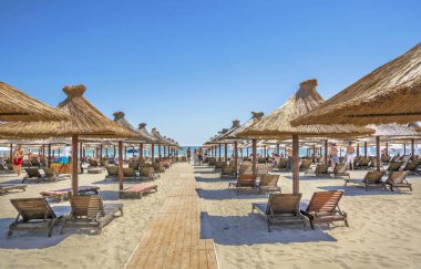 Mamaia, Köstence, Romanya - 14 Temmuz 2016. Mamaia beach resort Karadeniz kıyısında yaz rekreasyon, Romanya. 