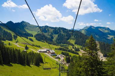 Fransız Alpleri dağları ve kablo taşımacılığı beyaz bulutlar ile güzel yeşil manzara 