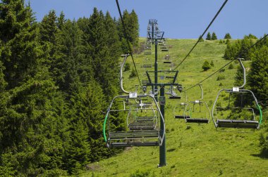 Fransız Alpleri dağları ve kablo taşımacılığı beyaz bulutlar ile güzel yeşil manzara 