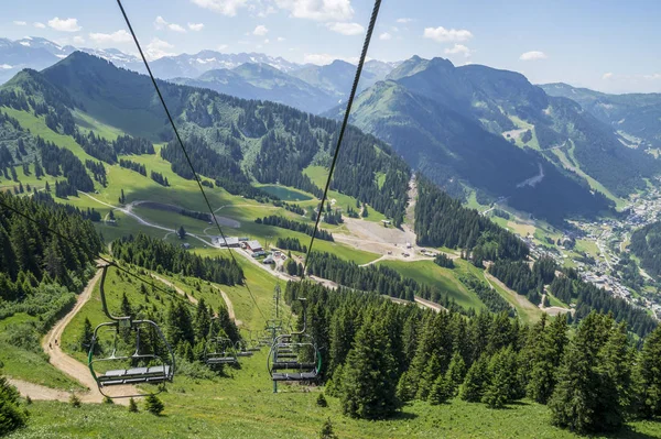 Prachtige Groene Landschap Met Witte Wolken Bergen Van Franse Alpen — Stockfoto