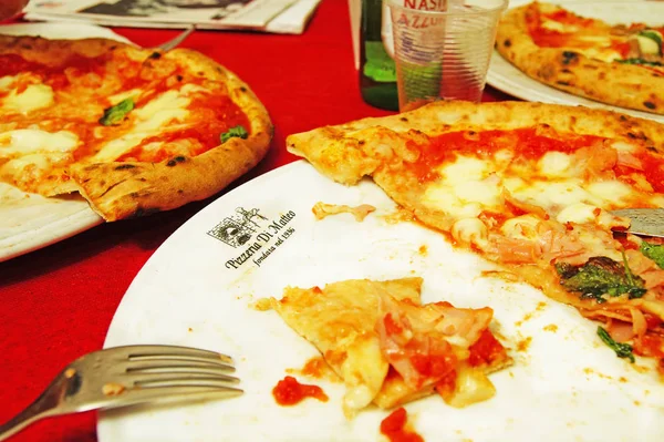 Τρώγοντας Πίτσα Απλά Νόστιμο Και Αυθεντικό Φαγητό Στη Νάπολη Ιταλία — Φωτογραφία Αρχείου