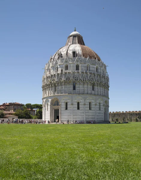 Pisa Talya Haziran 2015 Önünde Pisa Baptistry Ile Piazza Dei — Stok fotoğraf