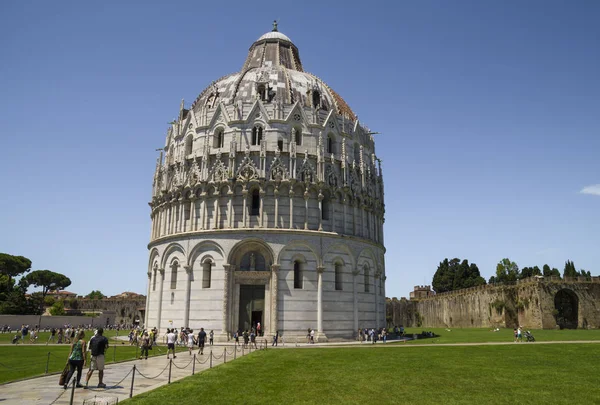 Pisa Talya Haziran 2015 Önünde Pisa Baptistry Ile Piazza Dei — Stok fotoğraf