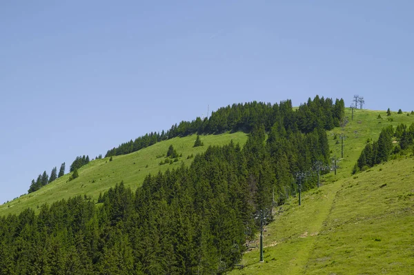美丽的绿色景观与白云在法国阿尔卑斯山山脉和电缆运输 — 图库照片
