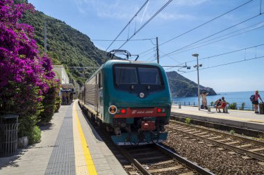 Corniglia, Cinque Terre, İtalya - 26 Haziran 2015. Corniglia'daki tren istasyonu. Tren - Cinque Terre beş köyleri ziyaret etmek için en iyi yolu.