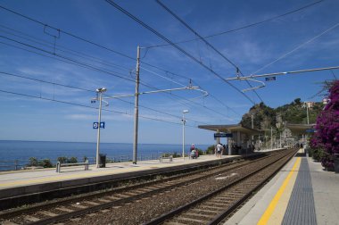 Corniglia, Cinque Terre, İtalya - 26 Haziran 2015. Corniglia'daki tren istasyonu. Tren - Cinque Terre beş köyleri ziyaret etmek için en iyi yolu. 