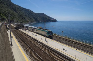 Corniglia, Cinque Terre, İtalya - 26 Haziran 2015. Corniglia'daki tren istasyonu. Tren - Cinque Terre beş köyleri ziyaret etmek için en iyi yolu.