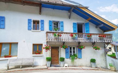 Le Biot, Haute-Savoie, Fransa - 7 Temmuz 2015.Le Biot - Fransız Alpleri dağlarında köy,bölge turistik Portes du Soleil, yürüyüş ve kayak seven birçok turist için yaz ve kış cazibe.