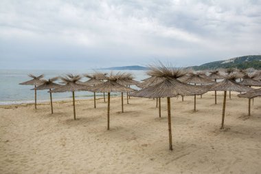 Bulgaristan'da gündüz sessiz plaj