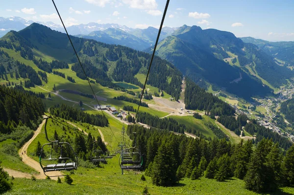 Vackert Grönt Landskap Med Vita Moln Franska Alperna Och Kabel — Stockfoto