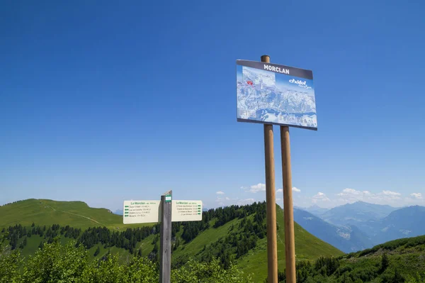 Schöne Sommerlandschaft Mit Blumen Und Blauem Himmel Den Französischen Alpen — Stockfoto
