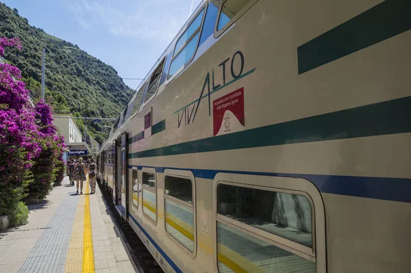 Corniglia Cinque Terre Italia Giugno 2015 Stazione Ferroviaria Corniglia Treno — Foto Stock