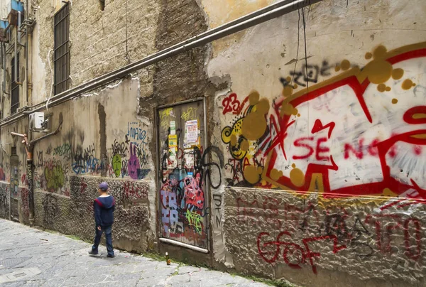 Napoli, İtalya - 13 Kasım 2015. Napoli tarihi merkezinde sokakta grafiti ile Antik duvar, İtalya. 