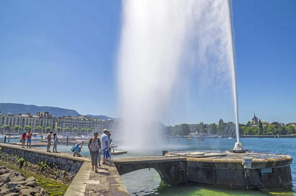瑞士日内瓦湖上著名的水上喷泉 — 图库照片