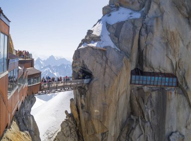 Chamonix, Fransa - 1 Temmuz 2015. Mont blanc masifinde önemli bir dünya cazibe merkezi olan Aiguille du Midi (3.842 m) köprünün sabah görünümü. 