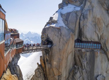 Chamonix, Fransa - 1 Temmuz 2015. Mont blanc masifinde önemli bir dünya cazibe merkezi olan Aiguille du Midi (3.842 m) köprünün sabah görünümü. 