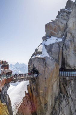 Chamonix, Fransa - 1 Temmuz 2015. Mont blanc masifinde önemli bir dünya cazibe merkezi olan Aiguille du Midi (3.842 m) köprünün sabah görünümü. 