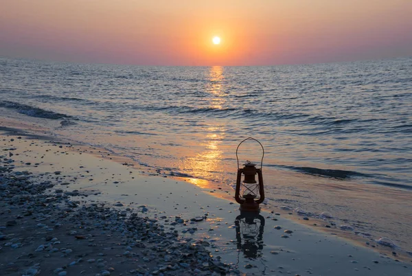 Винтажная Масляная Лампа Море Рассвете — стоковое фото
