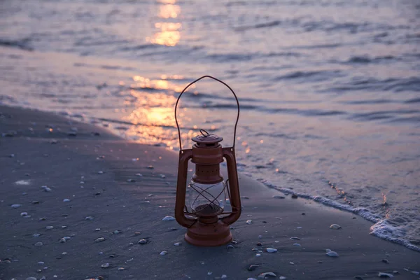 Alte Öllampe Auf Dem Meer Bei Sonnenaufgang — Stockfoto