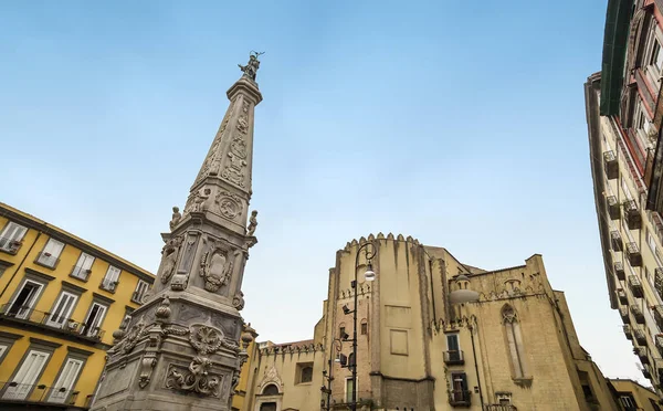San Domenico Maggiore Kilisesi ve Piazza San Domenico Maggiore Aziz Dominic heykeli, Spaccanapoli, Neapolis orijinal Yunan şehrinin ana caddelerinden biri