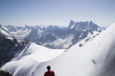 Aiguille du Midi sakin sabah görünümü - 3.842 m, Mont Blanc masif dağ, Fransız Alpleri.