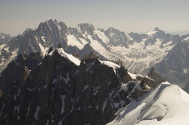 Aiguille du Midi sakin sabah görünümü - 3.842 m, Mont Blanc masif dağ, Fransız Alpleri.
