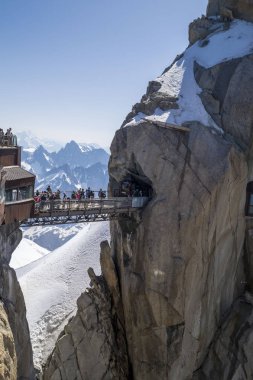 Chamonix, Fransa - 1 Temmuz 2015. Mont blanc masifinde önemli bir dünya cazibe merkezi olan Aiguille du Midi (3.842 m) köprünün sabah görünümü. 