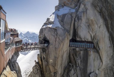 Chamonix, Fransa - 1 Temmuz 2015. Mont blanc masifinde önemli bir dünya cazibe merkezi olan Aiguille du Midi (3.842 m) köprünün sabah görünümü.  