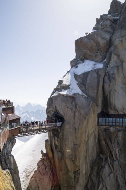 Chamonix, Fransa - 1 Temmuz 2015. Mont blanc masifinde önemli bir dünya cazibe merkezi olan Aiguille du Midi (3.842 m) köprünün sabah görünümü.  